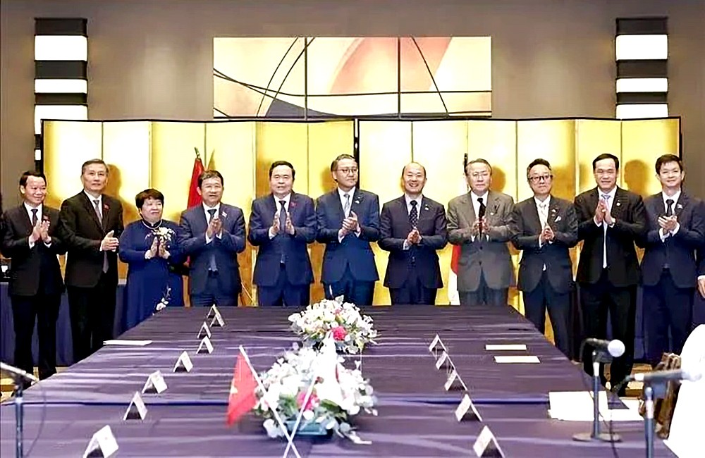 越南国会主席陈青敏与各位代表。