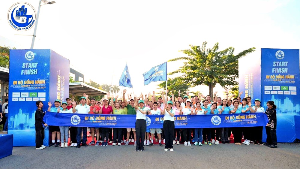 市内务厅和平新郡人委会领导启动 “响应数字化转型同行徒步”活动，吸引逾2000人参加。