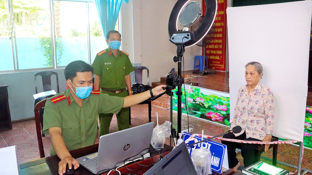 公安部已为民众签发逾8790万张芯片公民身份证。此外，接收逾7980万份电子定名卷宗，并已激活逾5830万个账户。