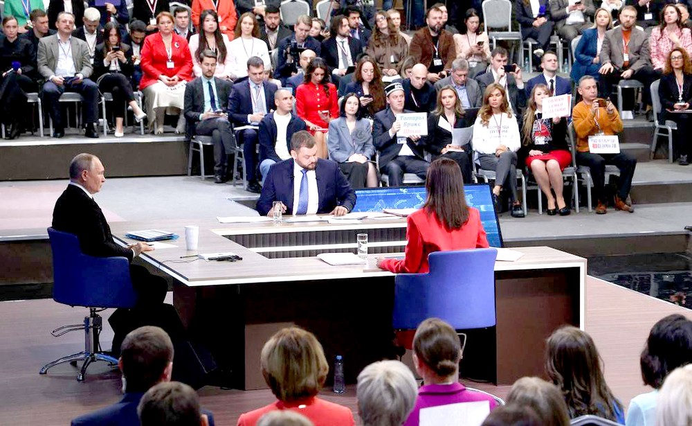 普京在莫斯科举行年度记者会和直播连线活动。