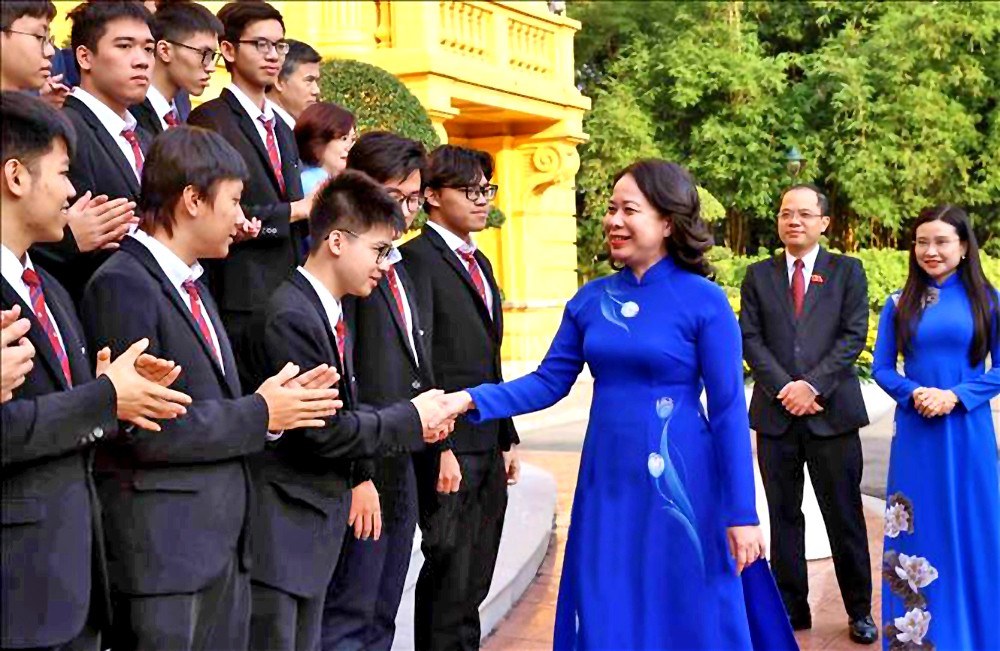 国家副主席与优秀学生会晤