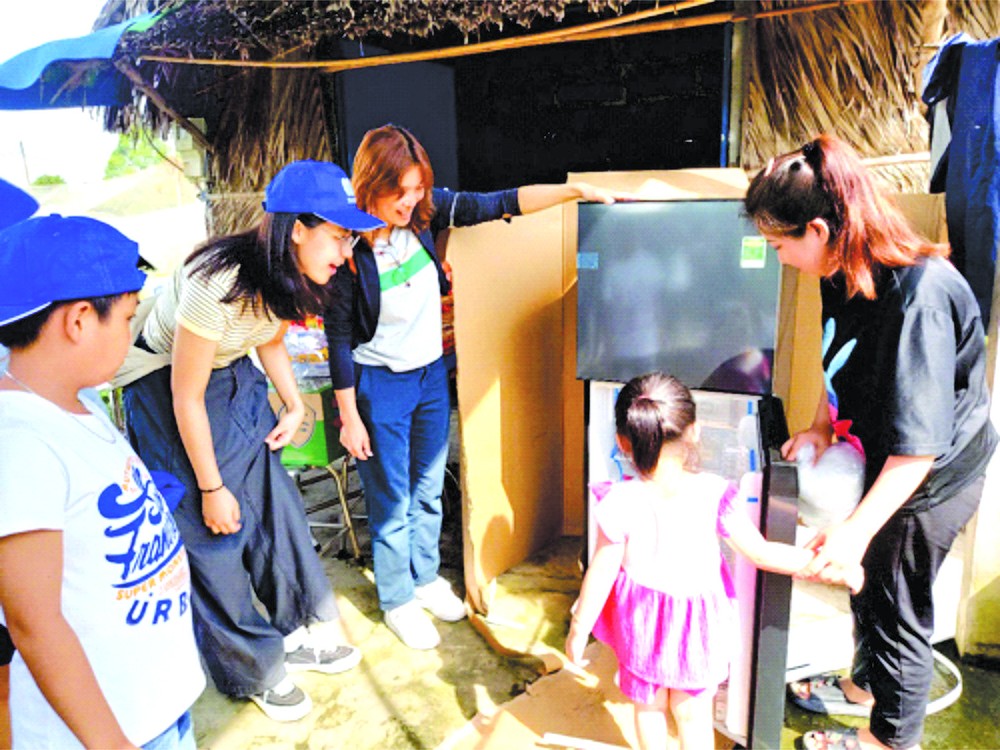 越南Triple服装有限公司总工厂长黄曼迪（左三）探访员工家庭。