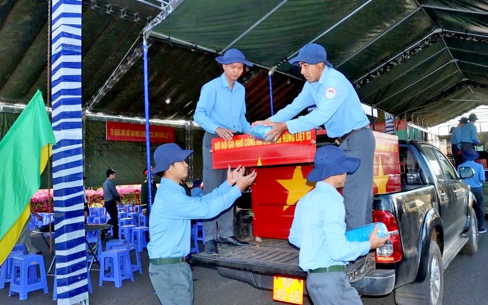 从柬埔寨接回 41 具烈士骸骨