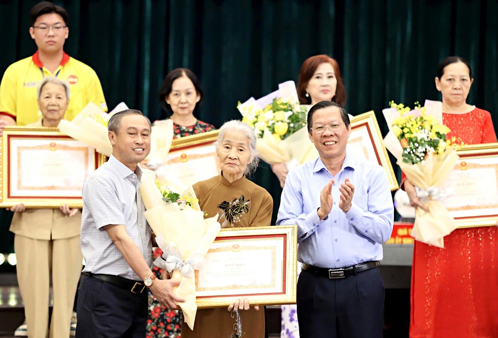 市人委会主席潘文迈向出色个人颁发奖状。