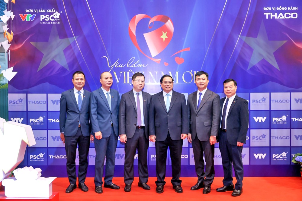 政府总理范明政与越南电视台领导合影。