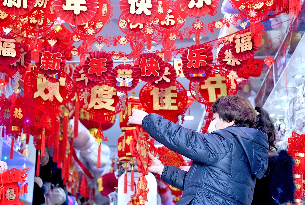 中国民众在年货市场购物。