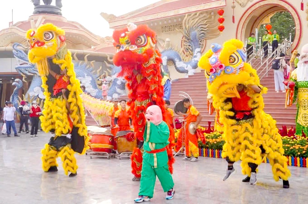 仙泉文化公园迎接游客的舞狮舞龙表演节目。