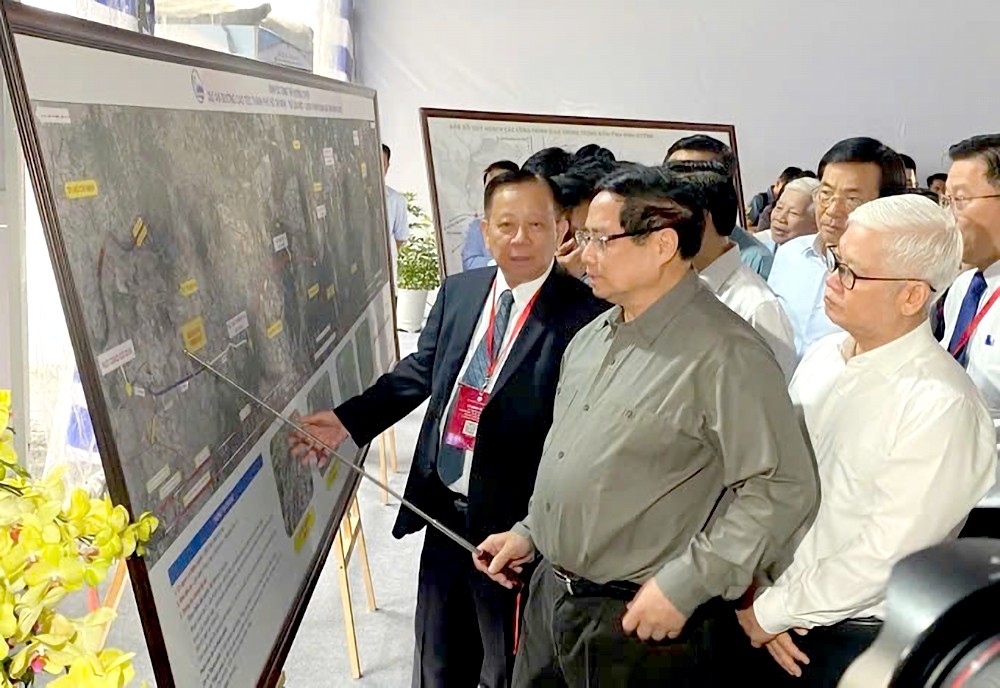 政府总理范明政与平阳省省委领导和Becamex总公司领导出席本市-土龙木 –真城高速公路项目启动仪式。