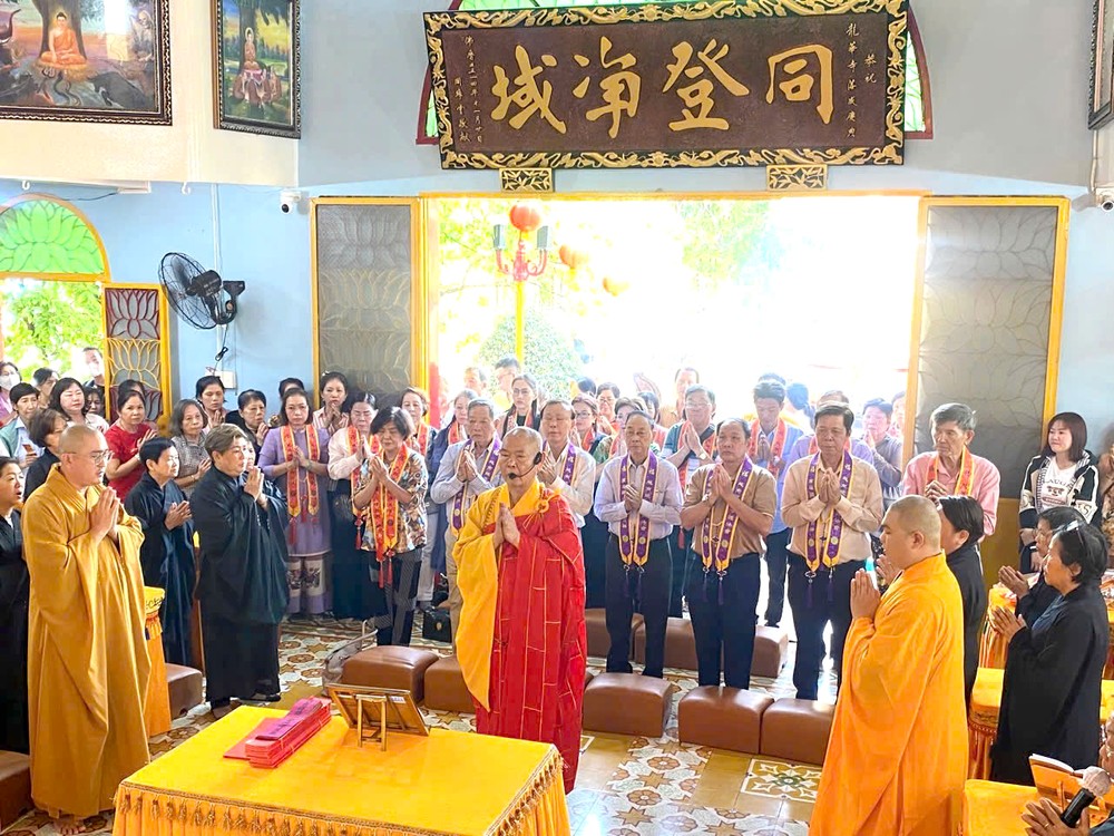 释慧功和尚与各护法、居士、佛弟子进行开春礼佛仪式。