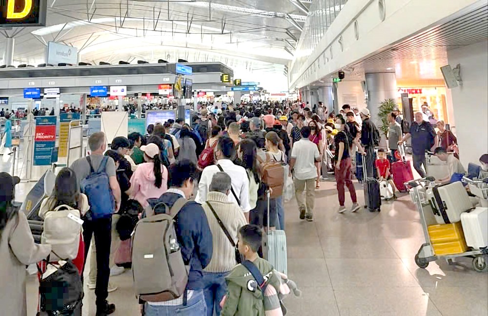 新山一机场大年初四中午时段的热闹景象。