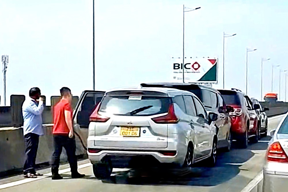 4辆小型汽车在本市-隆城-油曳高速公路发生追尾事故现场。