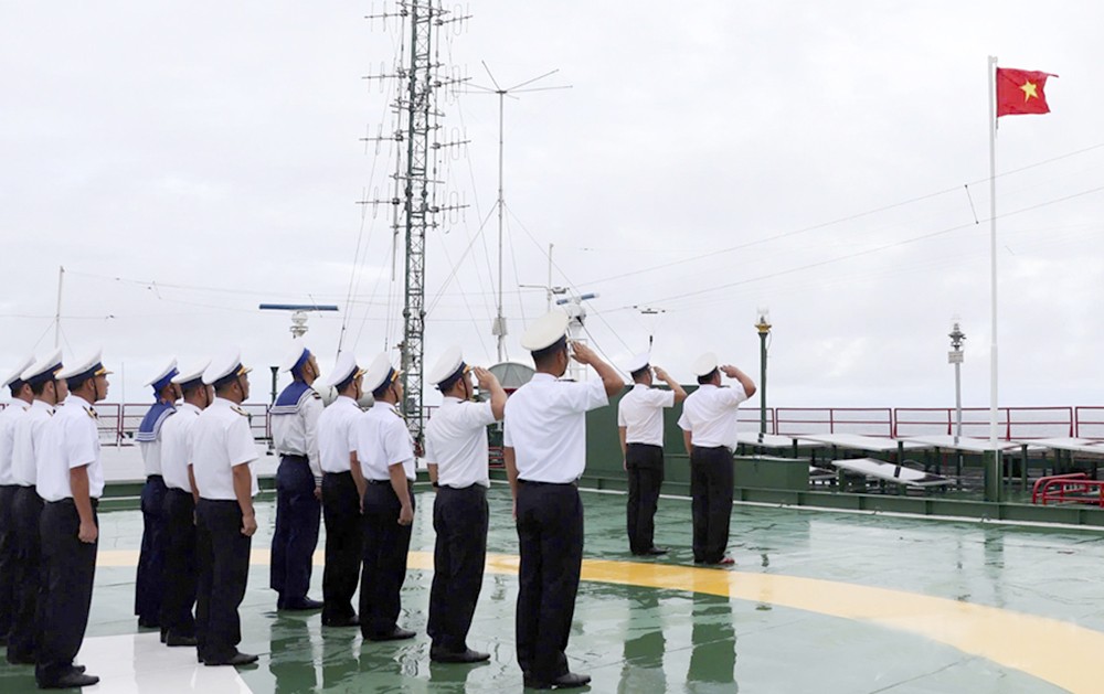 在DK1/10瞭望台举行新年升旗礼。