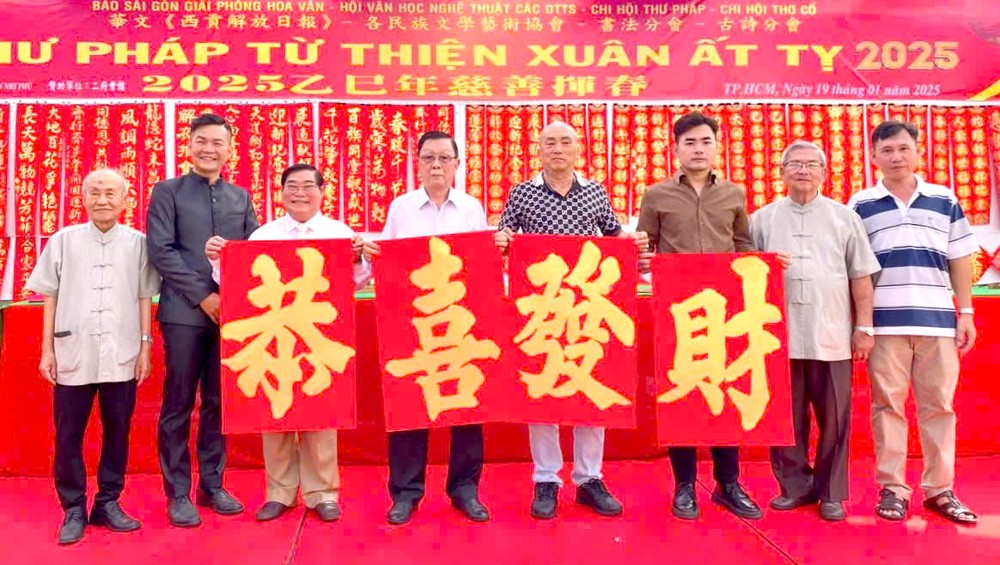 组委会向二府会馆赠送挥春。