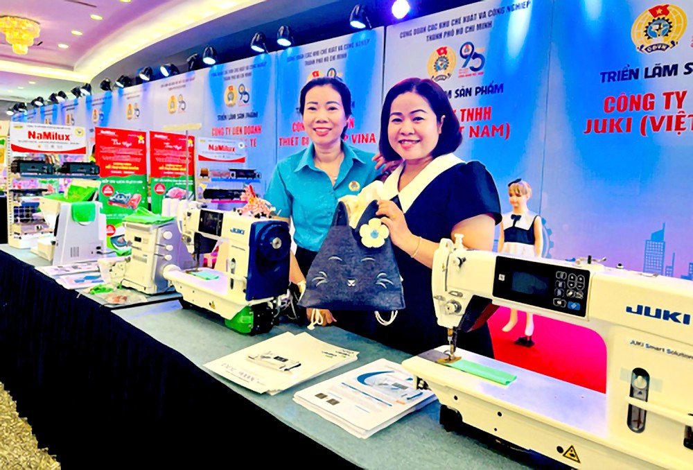 在企业展览区展示越南Juki有限责任公司党支部党员的产品。