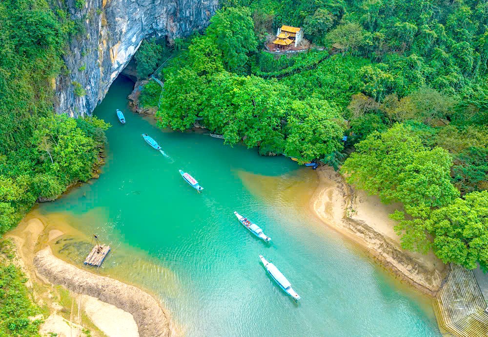 乘坐观光船欣赏风牙仙山洞。