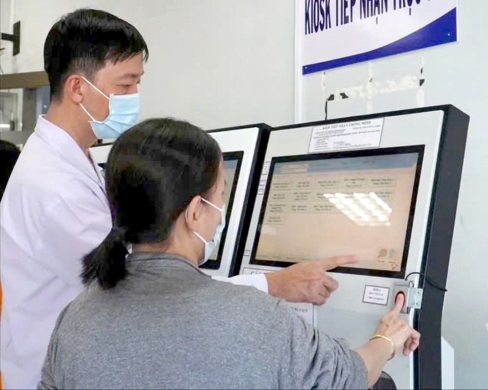 病人在嘉定人民医院扫描指纹登记做体检。