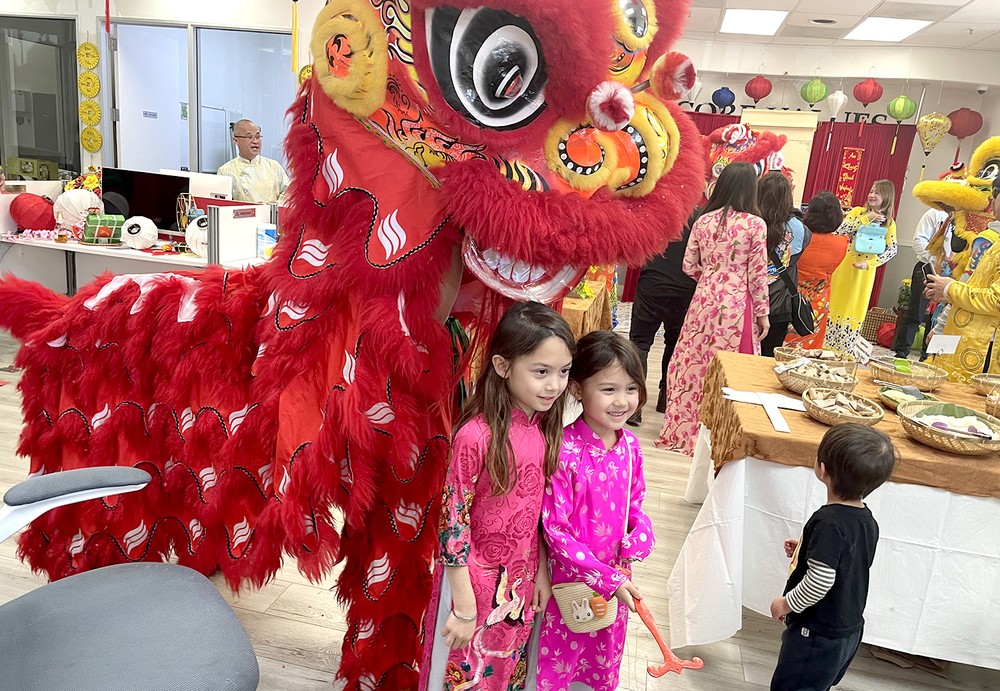 小朋友高兴地与麒麟合影。