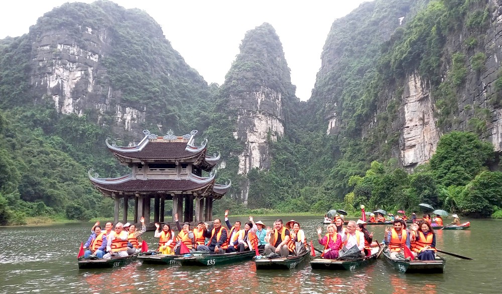 国际游客参观宁平的长安优美景点。