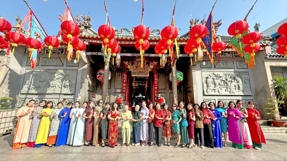 民族妇女参观建筑遗迹