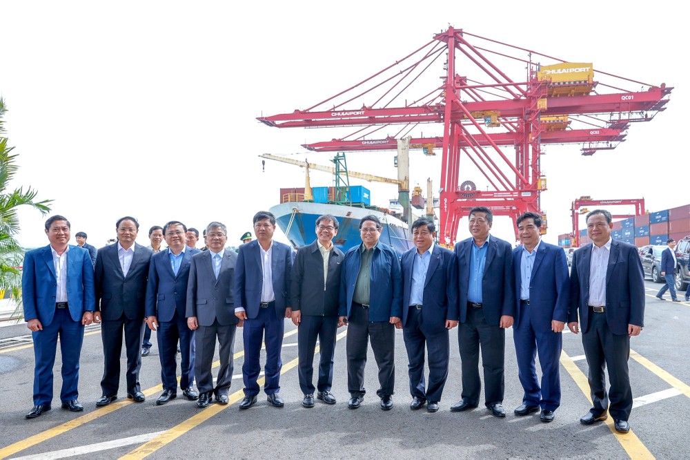 政府总理范明政与工作团在朱莱港合影。