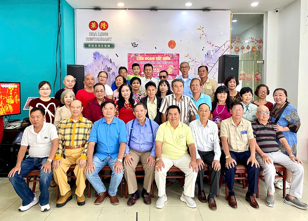 顾问会成员与全体团员合影。