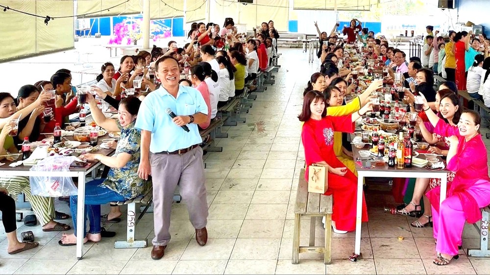 守德市山金产销股份公司的劳工在开工第一天返回工厂前兴高采烈地参加联欢会。