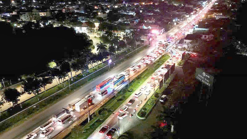 同奈省展邦县1号国道交通严重堵塞。