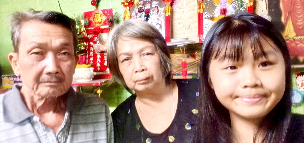 周昌玲夫妇与外孙女。