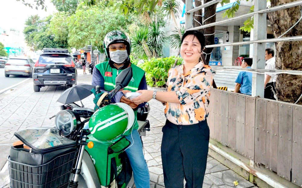 市第十一郡劳动联团向业团网约车司机赠送免费午餐。