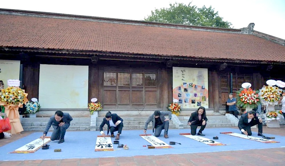 书法家在文庙-国子监书写越南字书法。