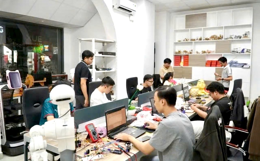 学生们在市经济大学实验室研究人工智能。