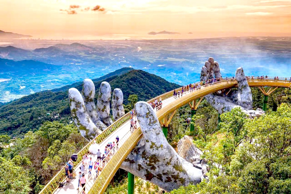 岘港巴拿山吸引游客。