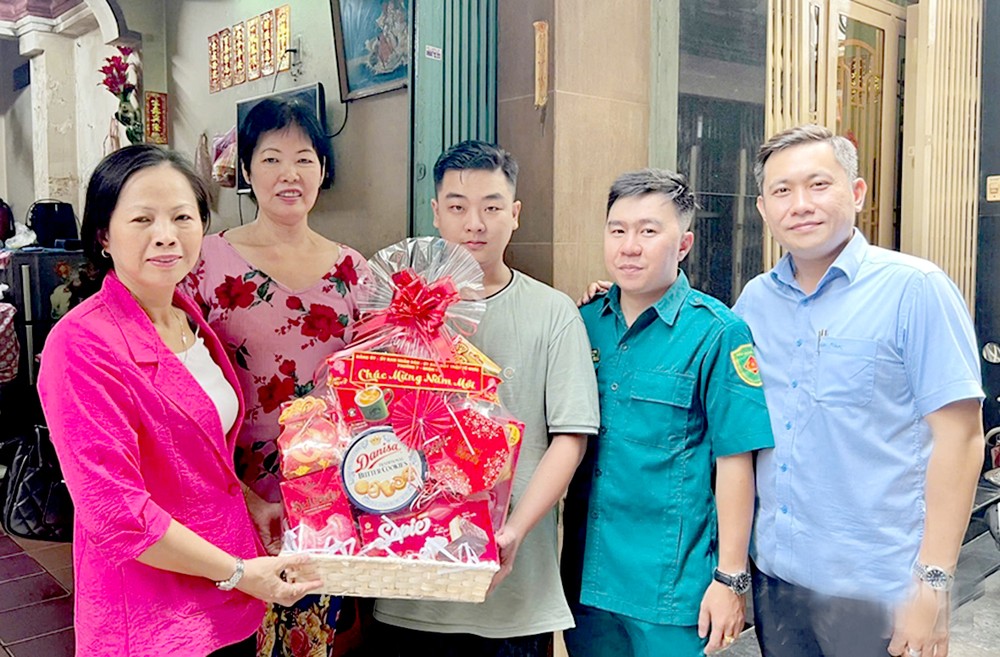 第十一郡各级领导代表探望、动员在今年入伍履行军事义务的华青。