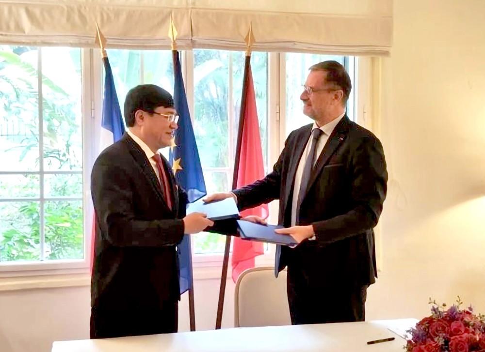 越法加强体育领域的合作