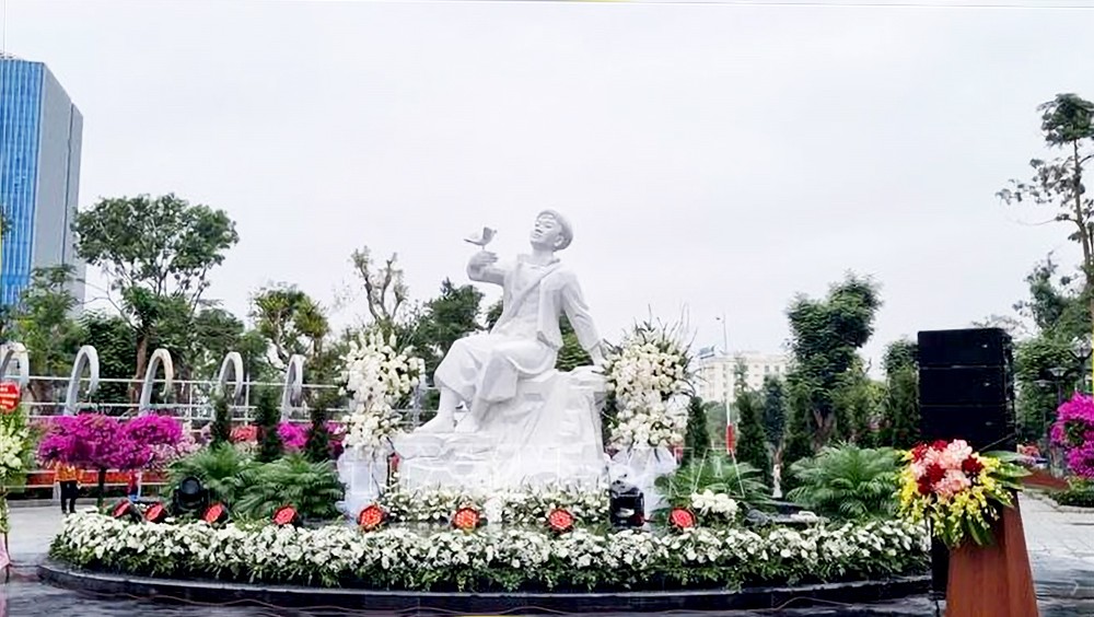 海防市金童英雄烈士塑像落成