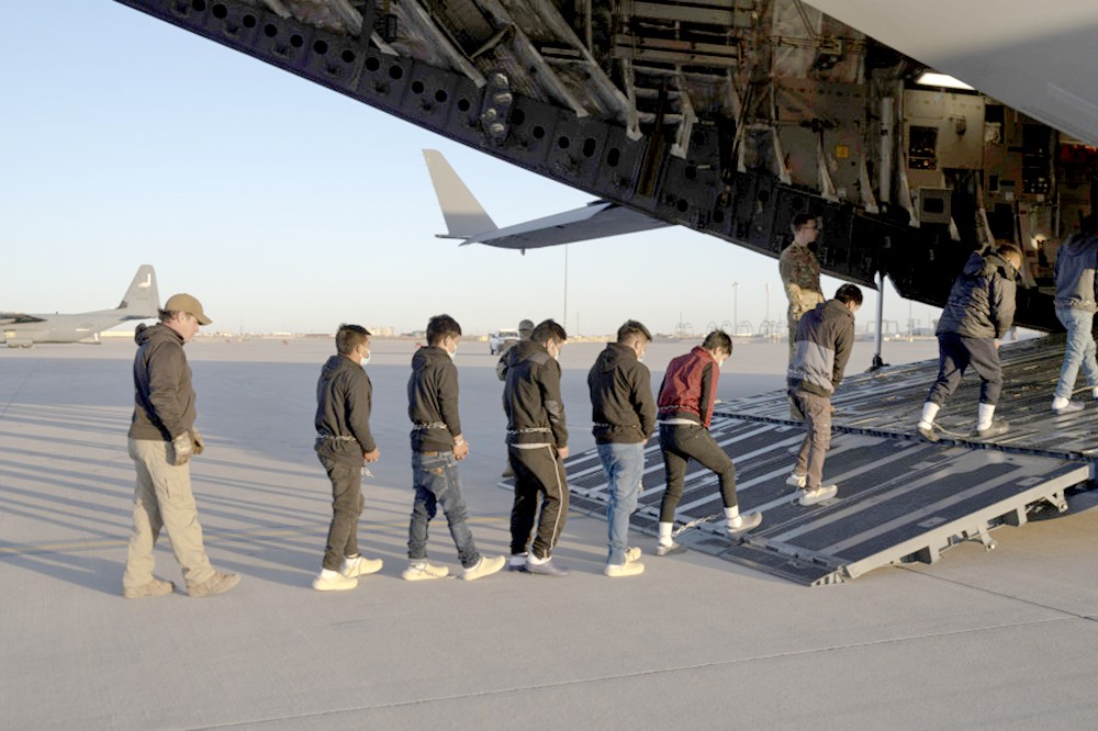 巴拿马接收首批被美国遣返的移民