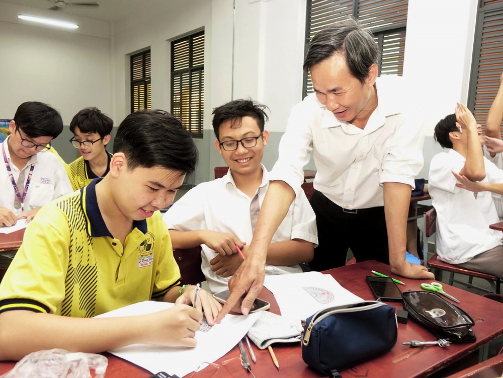 教师指导学生完成作业。