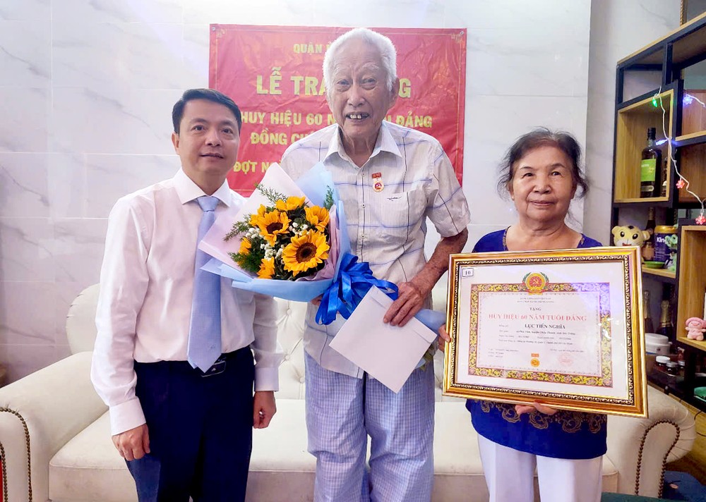 第五郡郡委代表向陆进义老先生（中）颁发60年党龄纪念章。