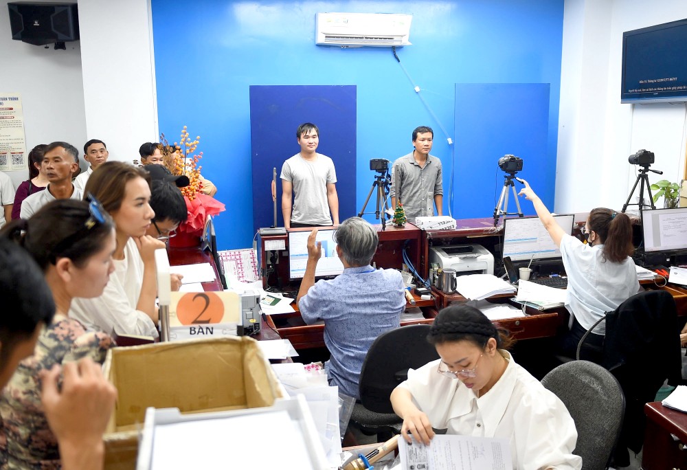 民众在本市驾照考核与签发管理科申办驾照签发、更换手续。