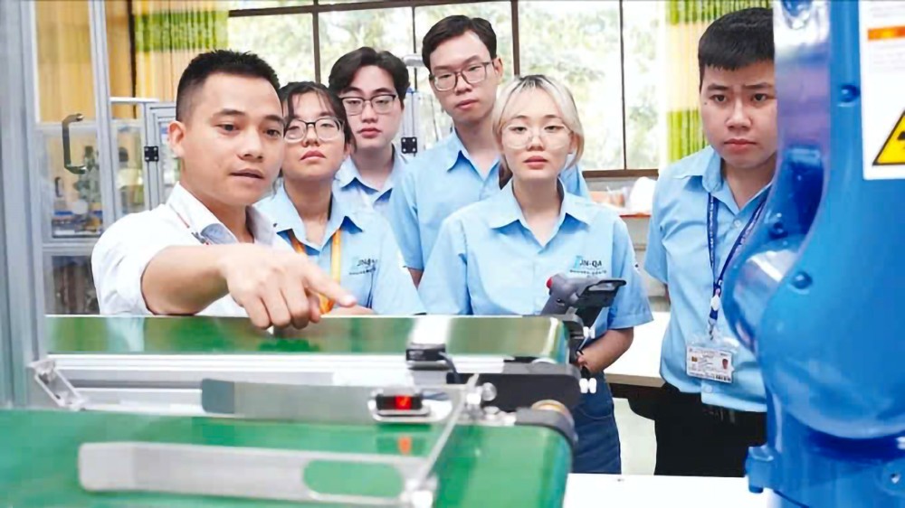 市技术师范大学电力电子学系师生在半导体微晶片实验室。