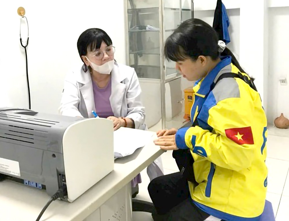 新平郡摩的业团团员接受免费体检。