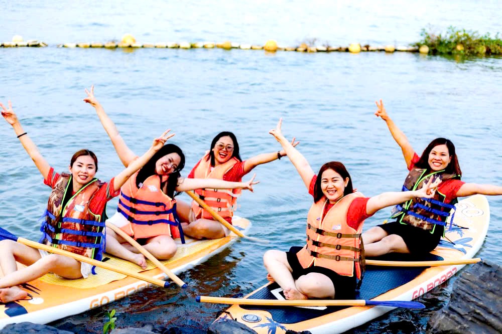 年轻人体验划独木舟。