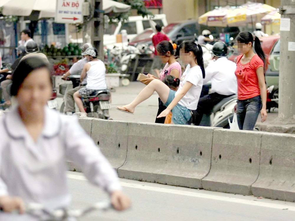 违法步行可能受到行政处罚，甚至受到刑事起诉。