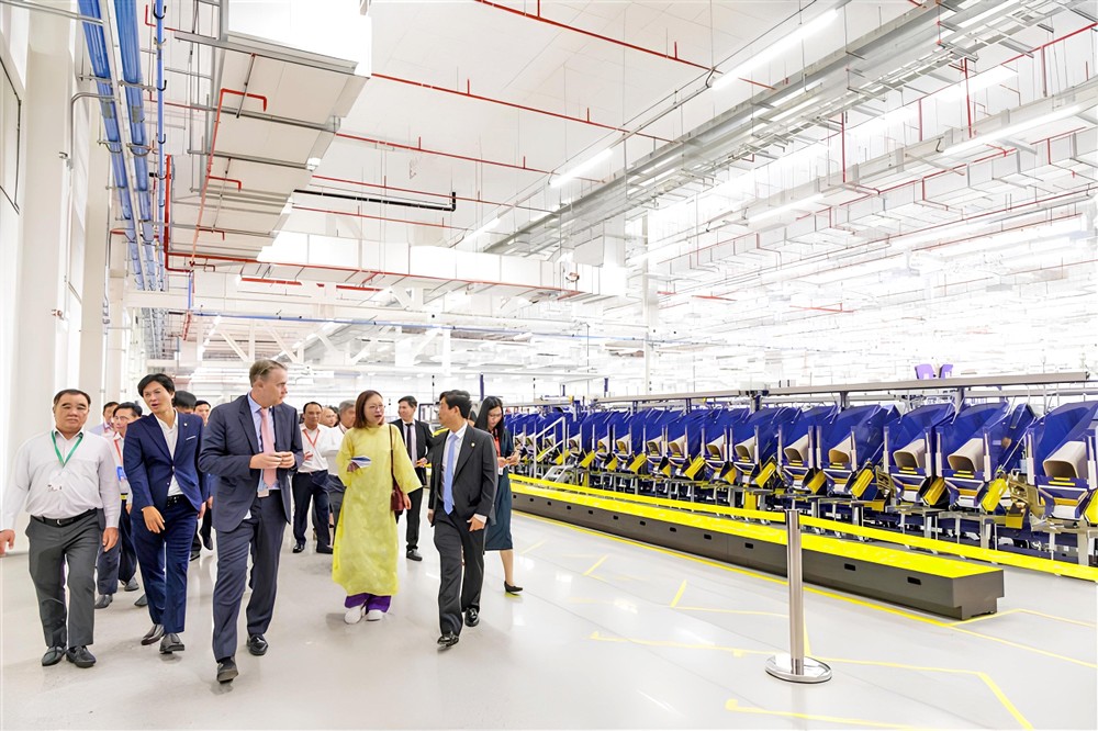 平阳省人委会主席武文明参观乐高集团绿色工厂。