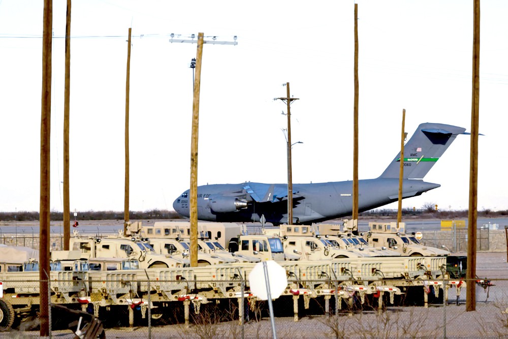 美国使用军机遣返非法移民。