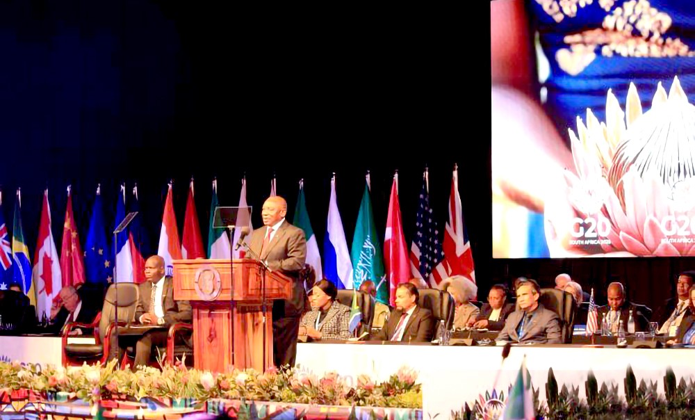 南非总统拉马福萨在会上发表致辞。