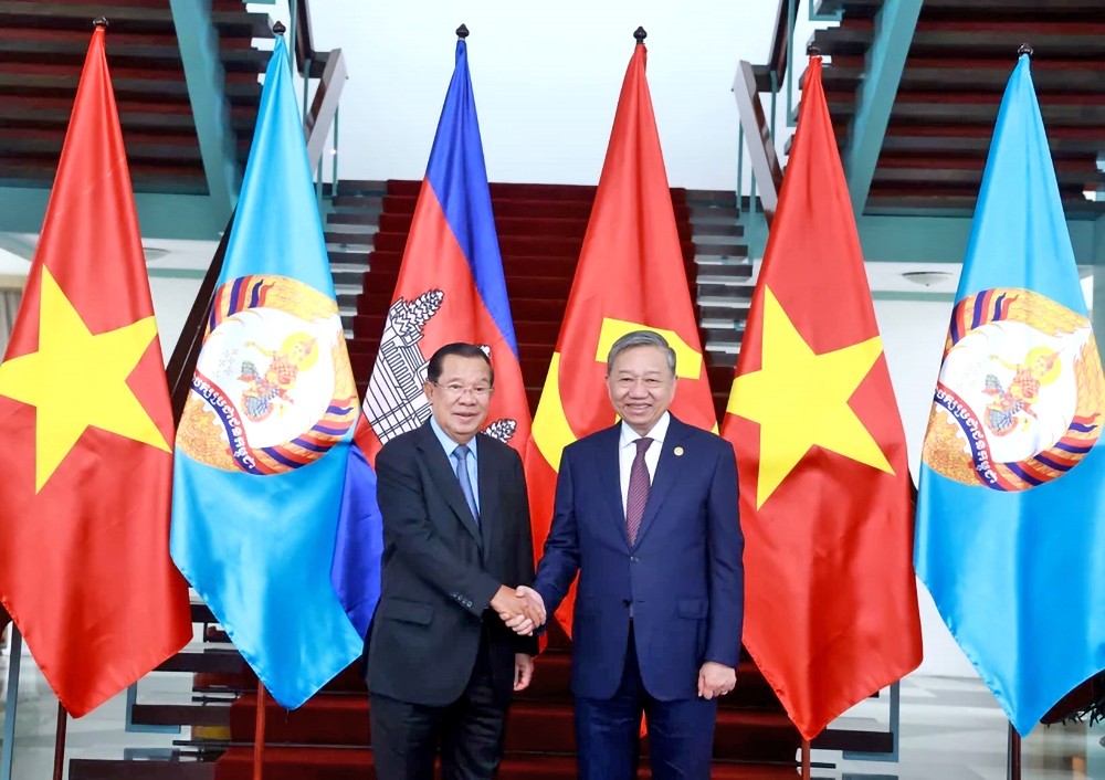 越南共产党中央总书记苏林与柬埔寨人民党主席、参议院主席洪森。