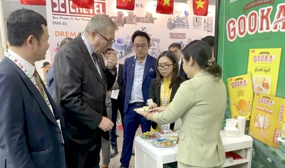 越南企业在新加坡的展览会上推介产品。