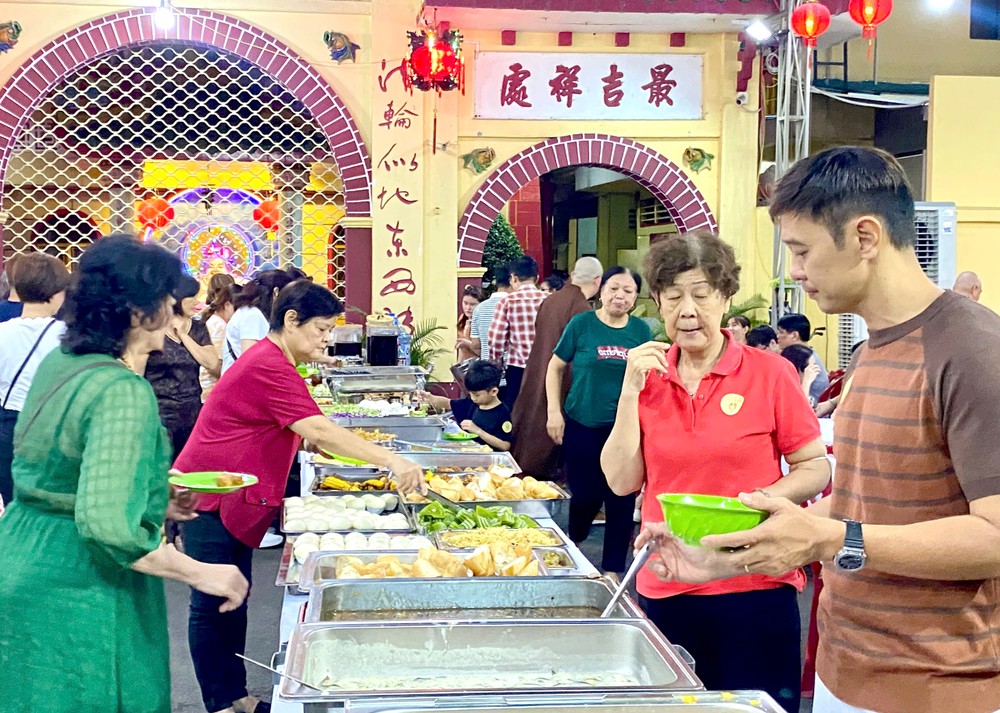 龙华寺鹿野素食自助餐广受好评