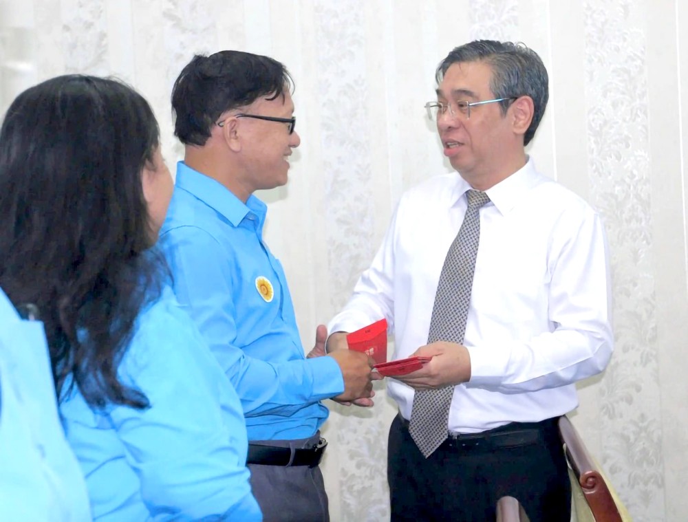 市委副书记、市越南祖国阵线委员会主席阮福禄与模范党员工人和工会干部交流。